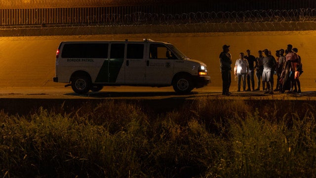 Group of Venezuelan migrants turn in to Border Patrol 