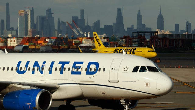Airplanes at Newark Liberty International Airport 